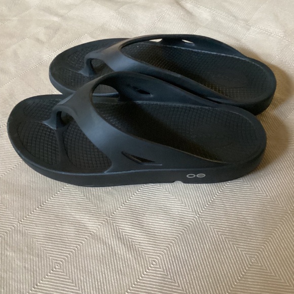OOFOS Men's 8 Black Recovery Sandals Thongs Flip Flops Unisex (10 women) - Picture 3 of 5